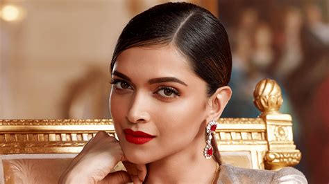 Some very fappable moments from the Queen. : .